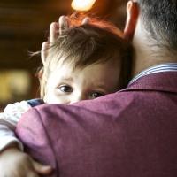 Имеет ли право отец забрать ребенка у матери